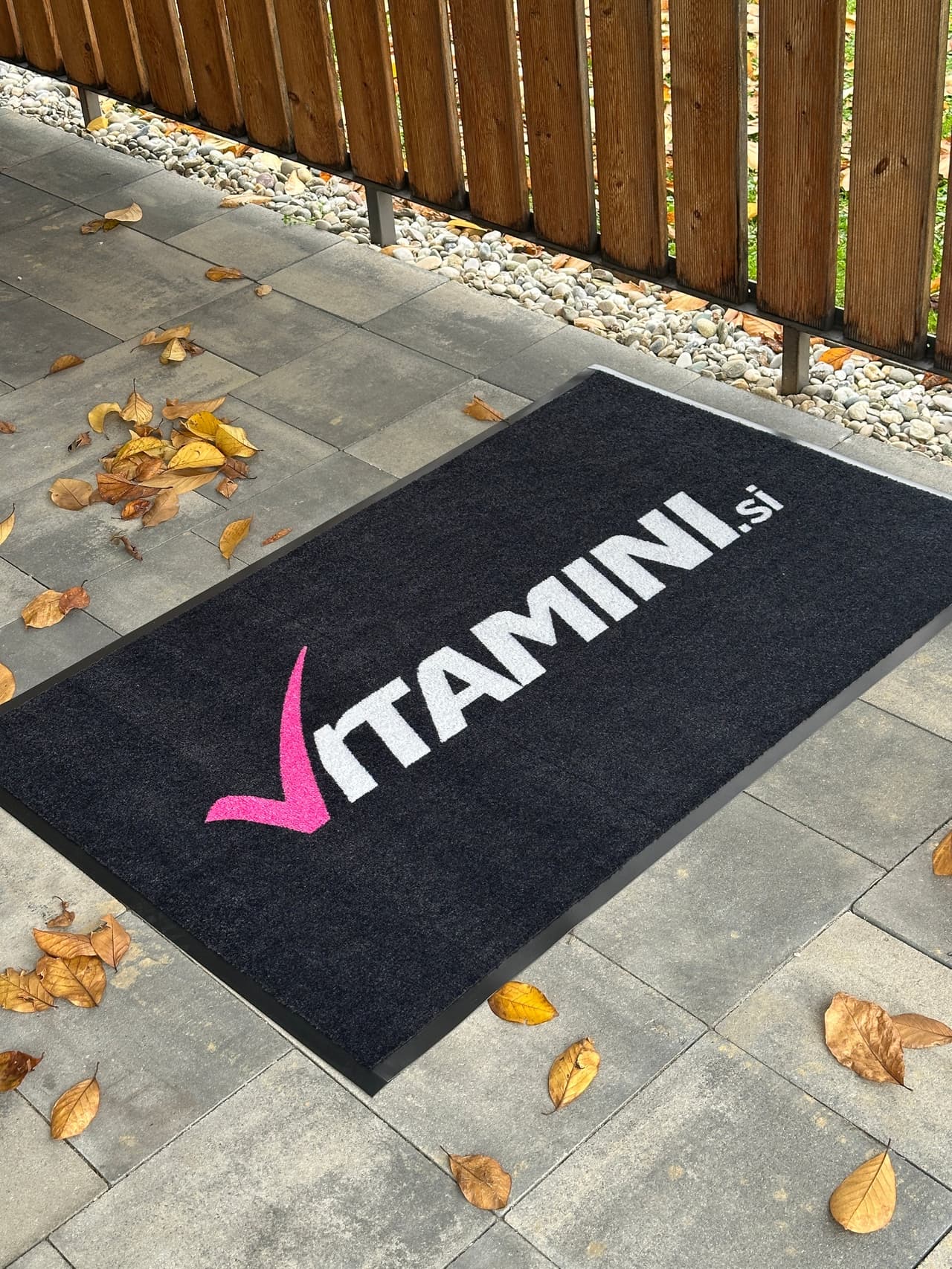 Vhodna preproga z jasno natisnjenim logotipom.