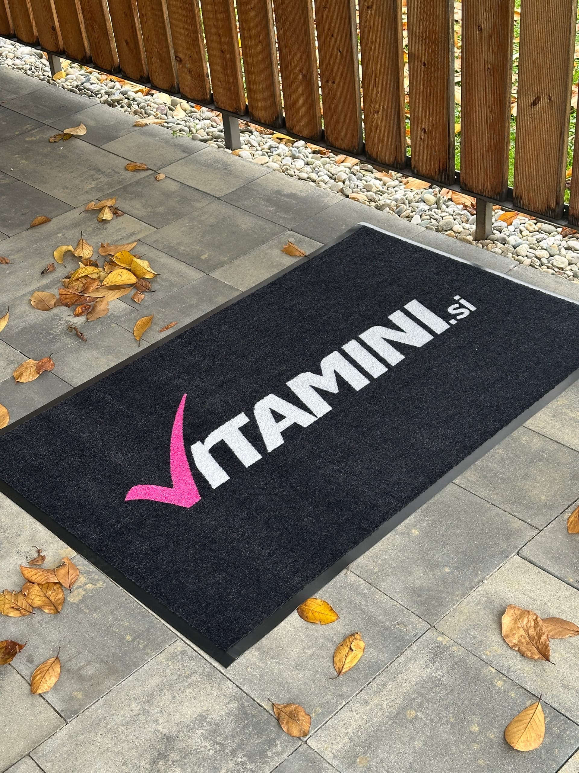 Vhodna preproga z jasno natisnjenim logotipom.